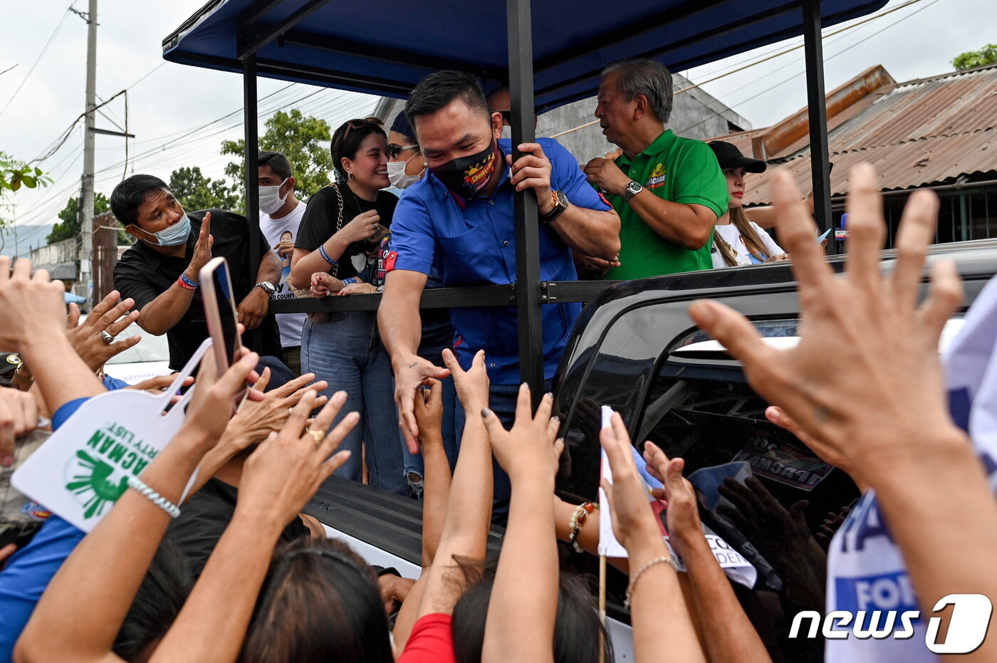본문 이미지 - 매니 파퀴아오 필리핀 대선 후보가 2022년 2월 17일(현지시간) 필리핀 리잘주 로드리게스에서 열린 유세에서 지지자들에게 인사하고 있다. ⓒ 로이터=뉴스1 ⓒ News1 김지현 기자