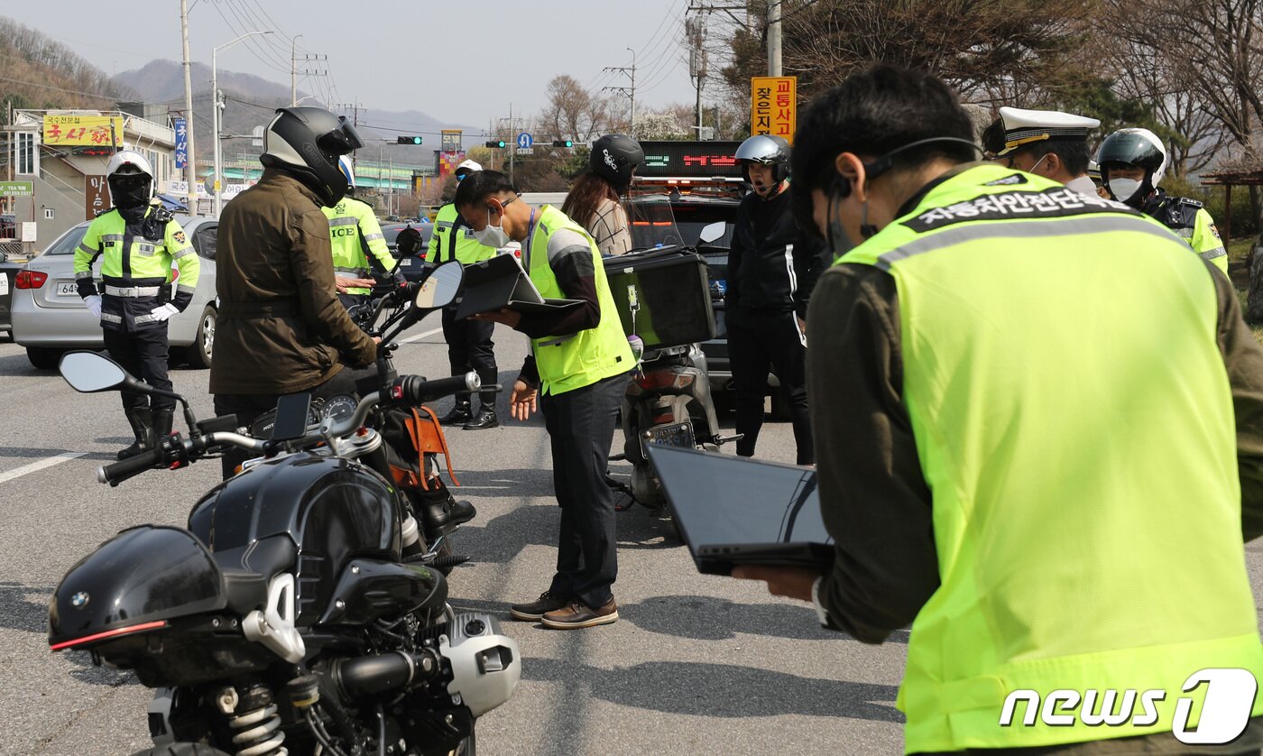 본문 이미지 - 경기북부경찰청, 남양주남부경찰서와 한국교통안전공단 관계자들이 9일 경기도 남양주 경춘국도에서 봄철 활동이 늘어난 이륜차들의 난폭운전, 신호위반 등 불법구조변경행위 및 자동차 관리법 위반사항에 대해 단속하고 있다. 2022.4.9/뉴스1 ⓒ News1 박지혜 기자