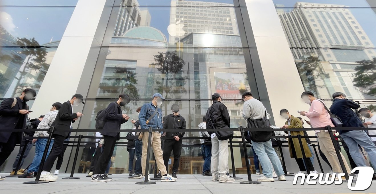 국내 애플스토어 3호점 &#39;애플 명동&#39;이 9일 문을 열었다. 이날 오전 서울 중구 &#39;애플 명동&#39;에서 시민들이 입장을 기다리고 있다. &#39;애플 명동&#39;은 국내에서 가장 큰 규모로 조성됐으며, 한국 애플스토어 중 처음으로 2층으로 만들어졌다. 2022.4.9/뉴스1 ⓒ News1 김진환 기자