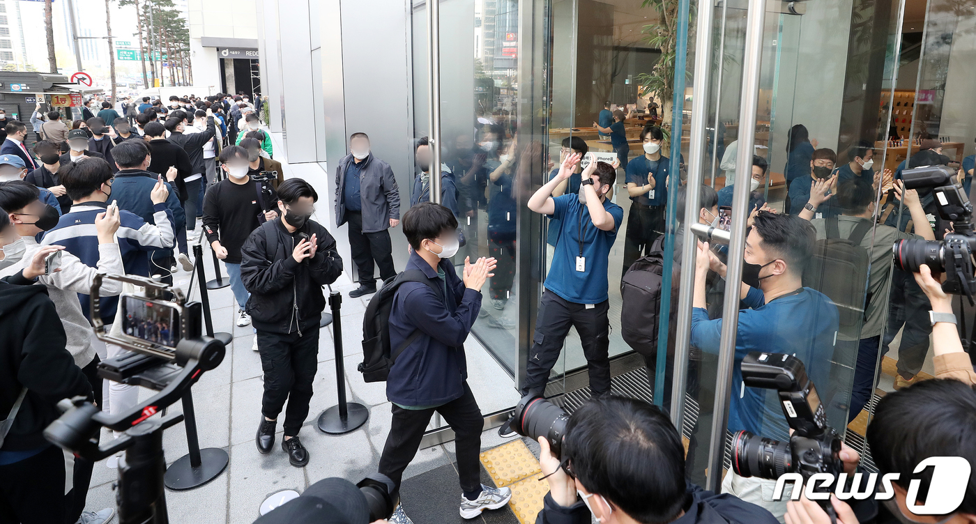 (서울=뉴스1) 김진환 기자 = 국내 애플스토어 3호점 '애플 명동'이 9일 문을 열었다. 이날 오전 서울 중구 '애플 명동'에서 시민들이 입장하고 있다.'애플 명동'은 국내에서 …