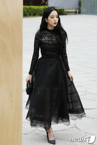 본문 이미지 - 블랙핑크(BLACK PINK) 지수가 4월 30일 오후 서울 서대문구 이화여자대학교에서 열린 ‘디올(DIOR) 한국 최초 2022 가을 여성 컬렉션’에 참석한 모습. 2022.4.30/뉴스1 ⓒ News1 권현진 기자