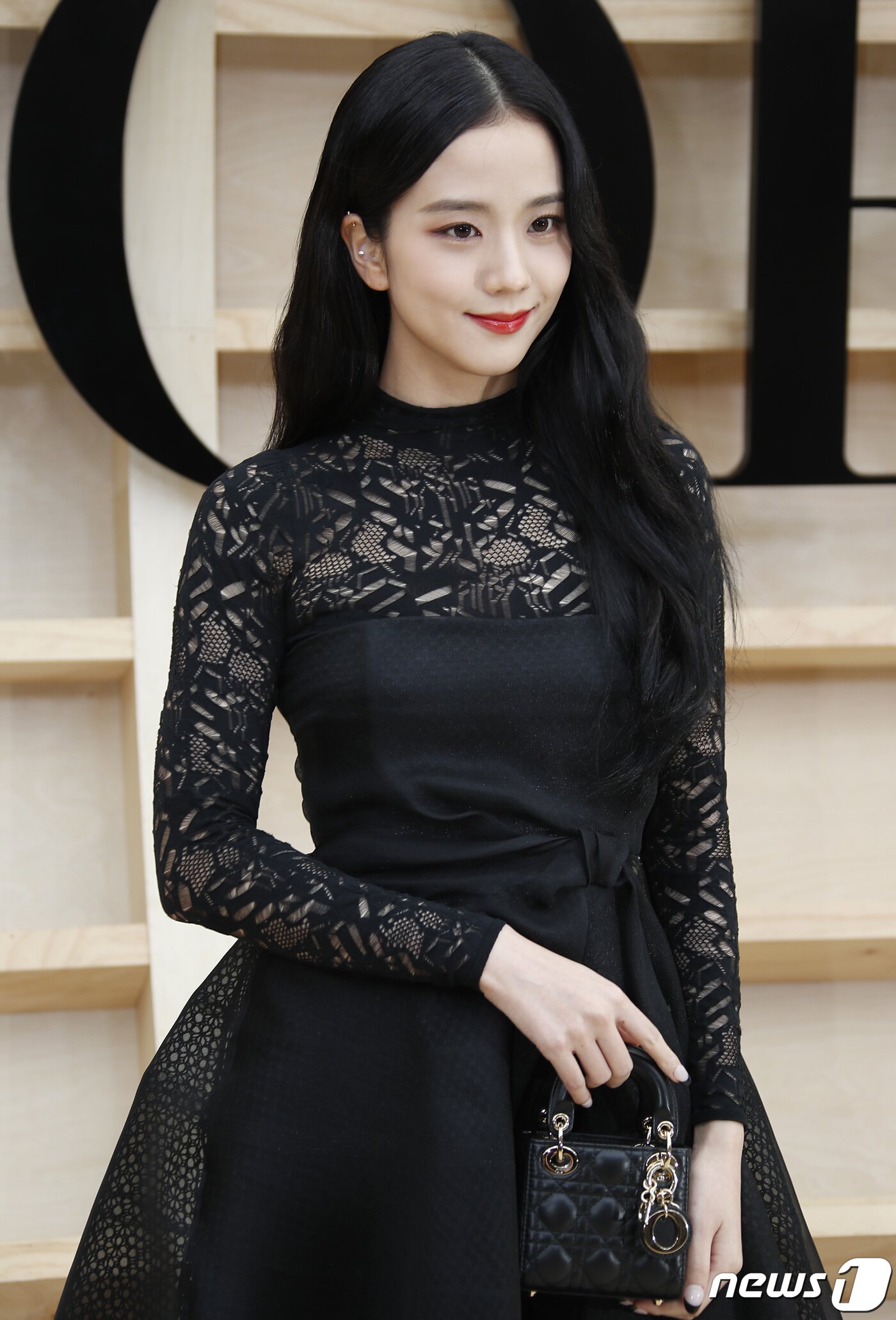 본문 이미지 - 블랙핑크(BLACK PINK) 지수가 30일 오후 서울 서대문구 이화여자대학교에서 열린 ‘디올(DIOR) 한국 최초 2022 가을 여성 컬렉션’에 참석해 넘사벽 비주얼을 자랑하고 있다. ⓒ News1 권현진 기자