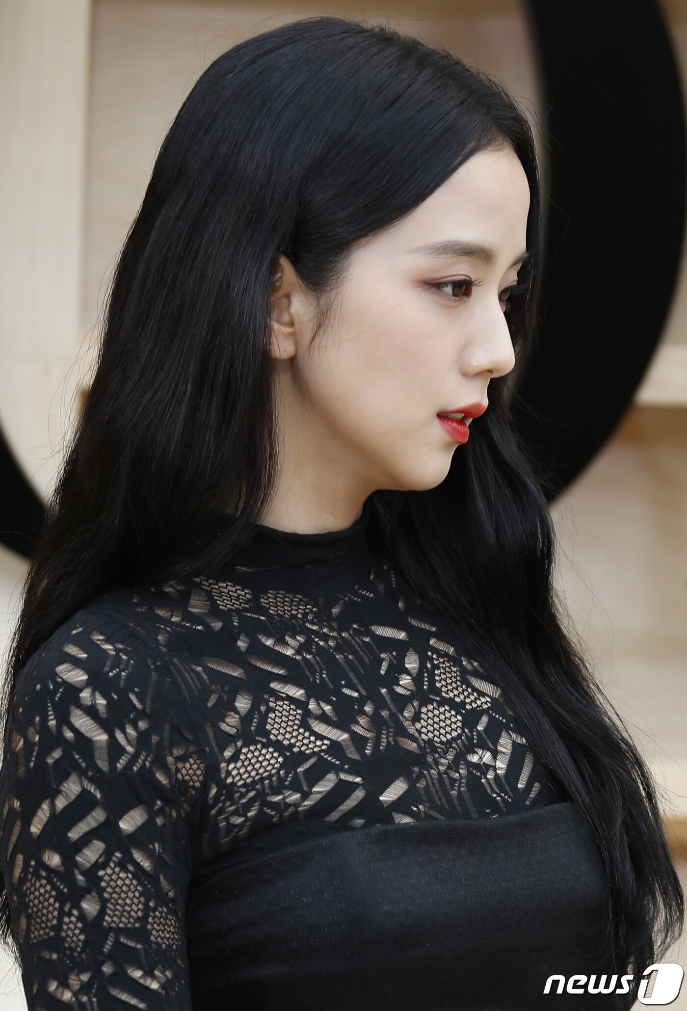 본문 이미지 - 블랙핑크(BLACK PINK) 지수가 30일 오후 서울 서대문구 이화여자대학교에서 열린 ‘디올(DIOR) 한국 최초 2022 가을 여성 컬렉션’에 참석해 포즈를 취하고 있다. ⓒ News1 권현진 기자