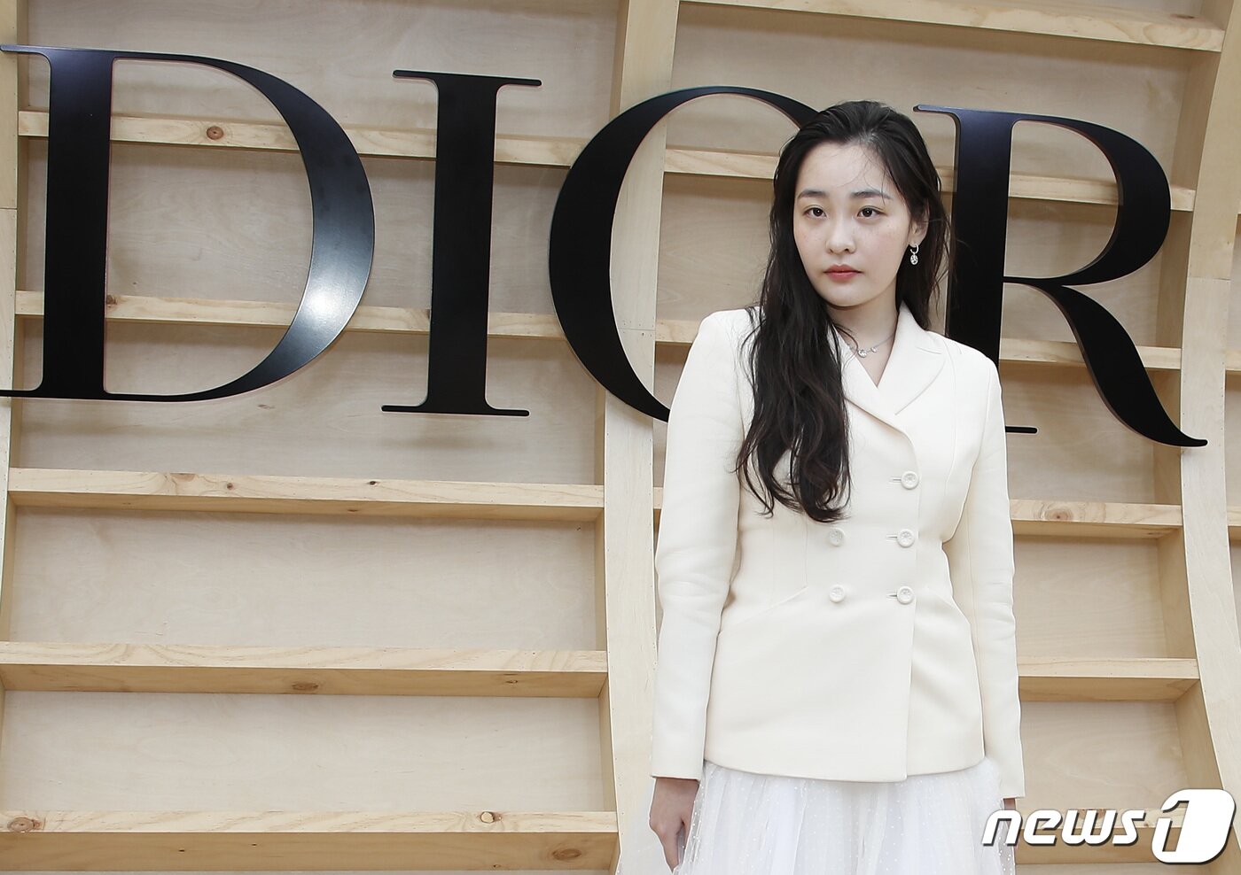 본문 이미지 - 배우 김민하가 30일 오후 서울 서대문구 이화여자대학교에서 열린 ‘디올(DIOR) 한국 최초 2022 가을 여성 컬렉션’에 참석해 순백의 은은한 매력을 발산하고 있다. ⓒ News1 권현진 기자