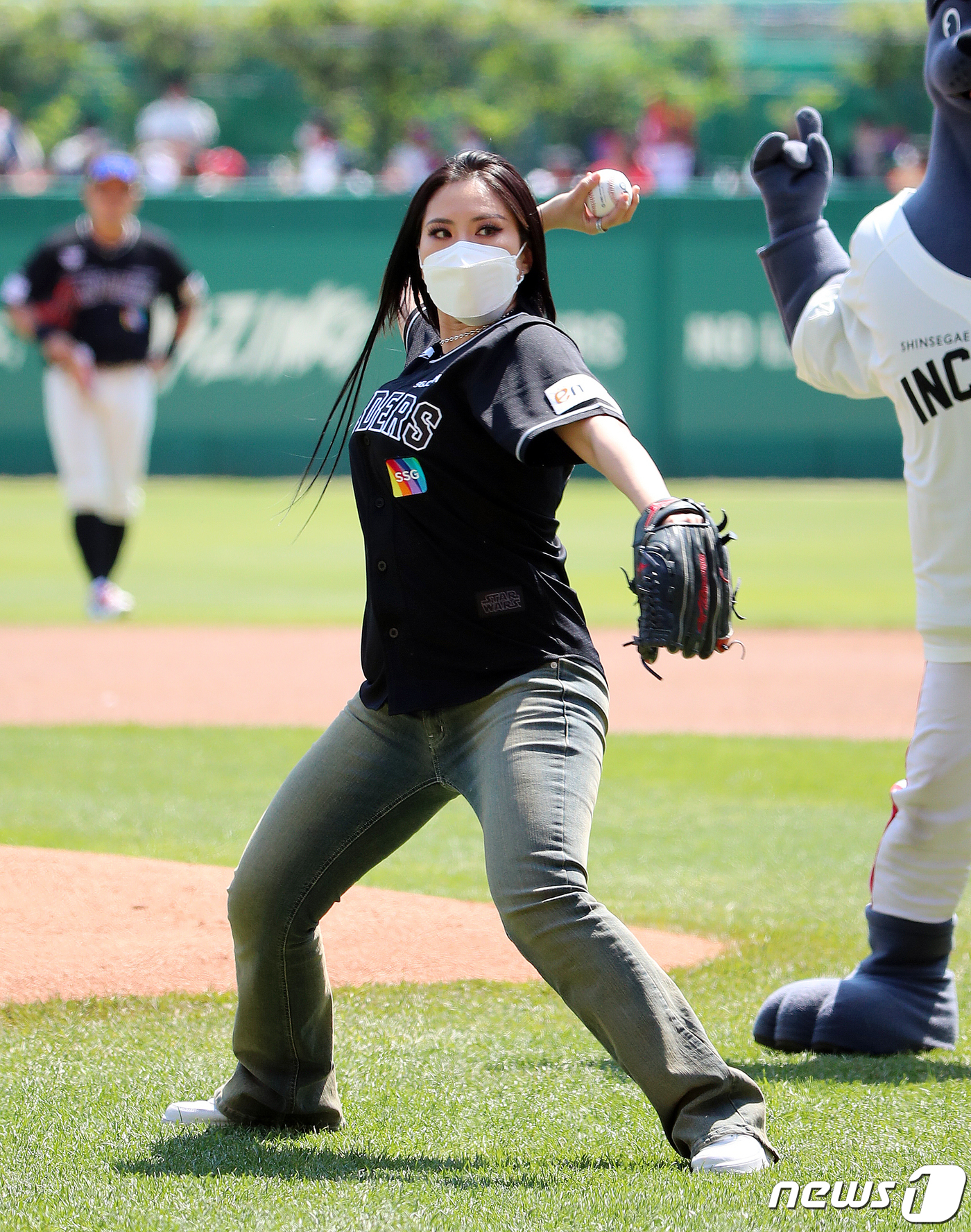 (인천=뉴스1) 김진환 기자 = 1일 오후 인천 SSG랜더스필드에서 열린 프로야구 2022 KBO리그 두산베어스와 SSG랜더스의 경기, 여성 댄스팀 라치카의 가비가 시구를 하고 있 …