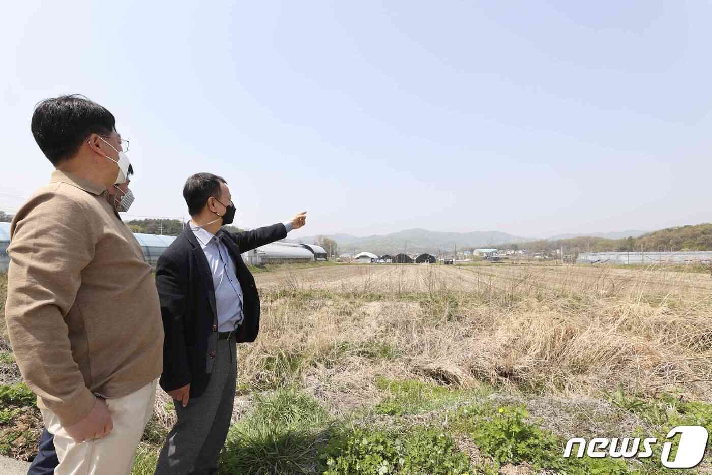 원삼면 독성리 일원 토지 수용에 합의한 토지주들이 반도체클러스터 부지에 대한 설명을 하고 있다.(1용인시 제공)© News1 