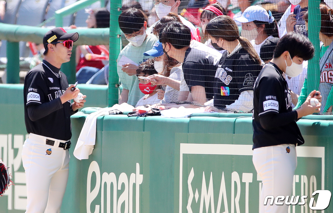 (인천=뉴스1) 김진환 기자 = 1일 오후 인천 SSG랜더스필드에서 열린 프로야구 2022 KBO리그 두산베어스와 SSG랜더스의 경기를 앞두고 SSG  김광현이 팬들에게 사인을 하 …