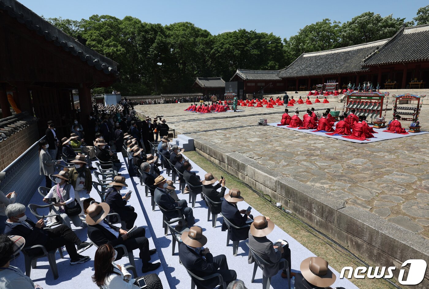 본문 이미지 - 1일 오후 서울 종로구 종묘 영녕전에서 종묘대제(宗廟大祭)가 열리고 있다. 2022.5.1/뉴스1 ⓒ News1 민경석 기자