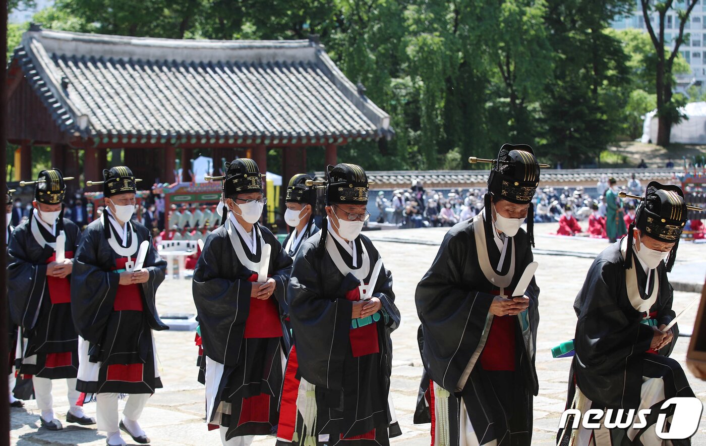 본문 이미지 - 1일 오후 서울 종로구 종묘 영녕전에서 종묘대제(宗廟大祭)가 열리고 있다. 2022.5.1/뉴스1 ⓒ News1 민경석 기자