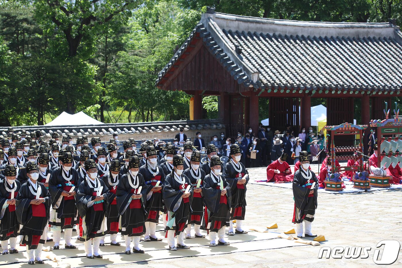 본문 이미지 - 1일 오후 서울 종로구 종묘 영녕전에서 종묘대제(宗廟大祭)가 열리고 있다. 2022.5.1/뉴스1 ⓒ News1 민경석 기자
