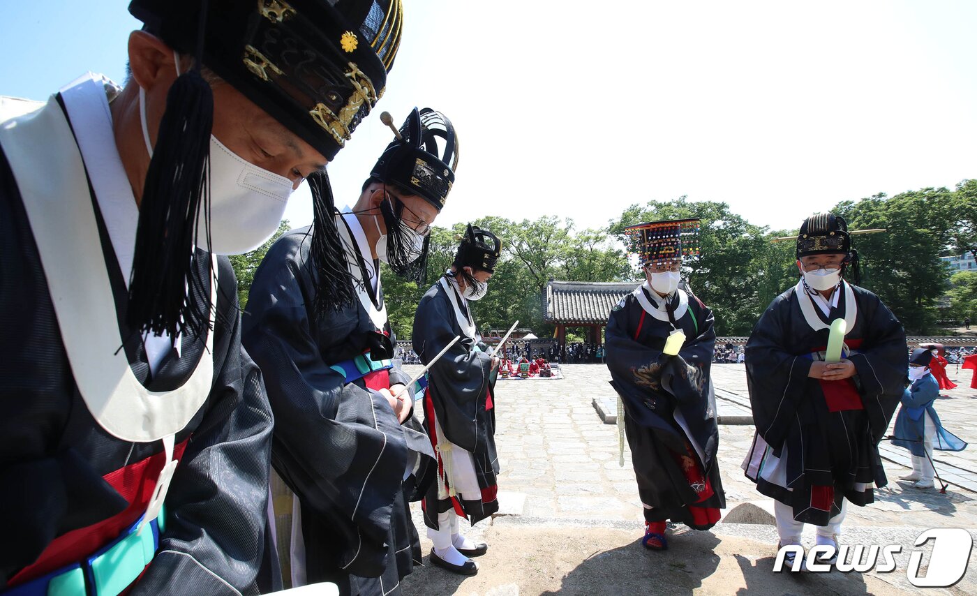 본문 이미지 - 1일 오후 서울 종로구 종묘 영녕전에서 종묘대제(宗廟大祭)가 열리고 있다. 2022.5.1/뉴스1 ⓒ News1 민경석 기자