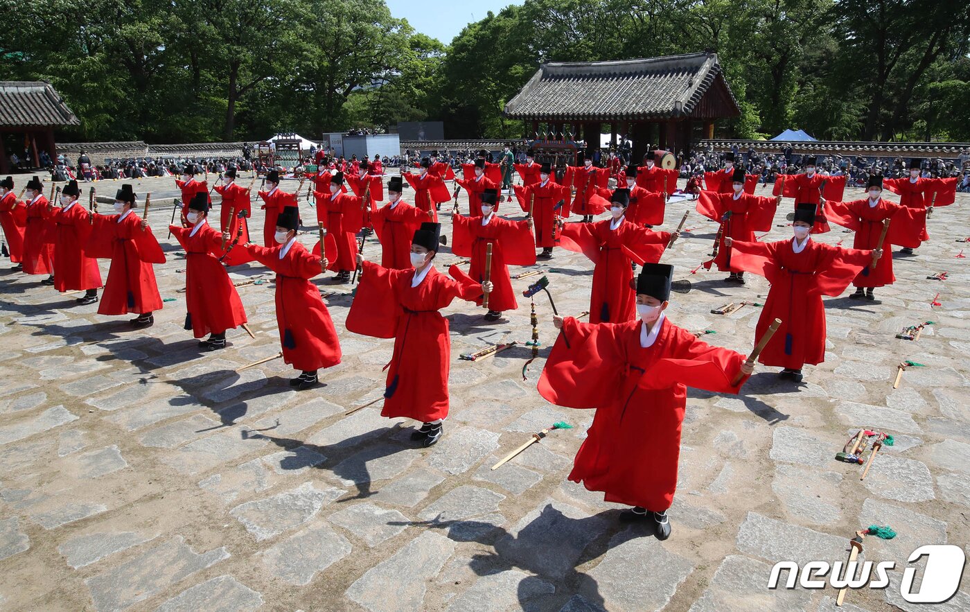 본문 이미지 - 11일 오후 서울 종로구 종묘 영녕전에서 종묘대제(宗廟大祭)가 열리고 있다. 2022.5.1/뉴스1 ⓒ News1 민경석 기자