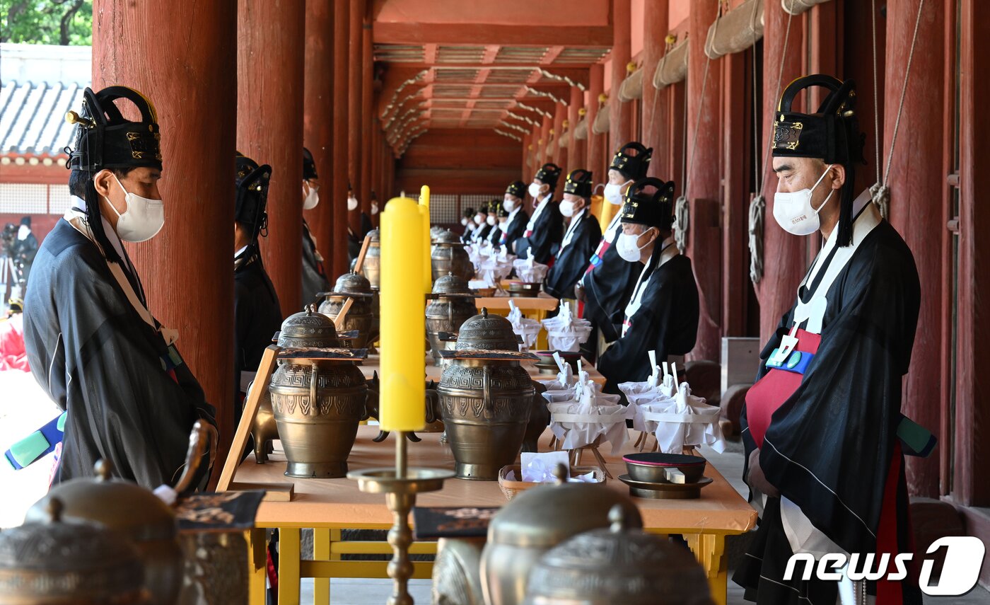 본문 이미지 - 1일 오후 서울 종로구 종묘 영녕전에서 종묘대제(宗廟大祭)가 열리고 있다. 2022.5.1/뉴스1 ⓒ News1 민경석 기자