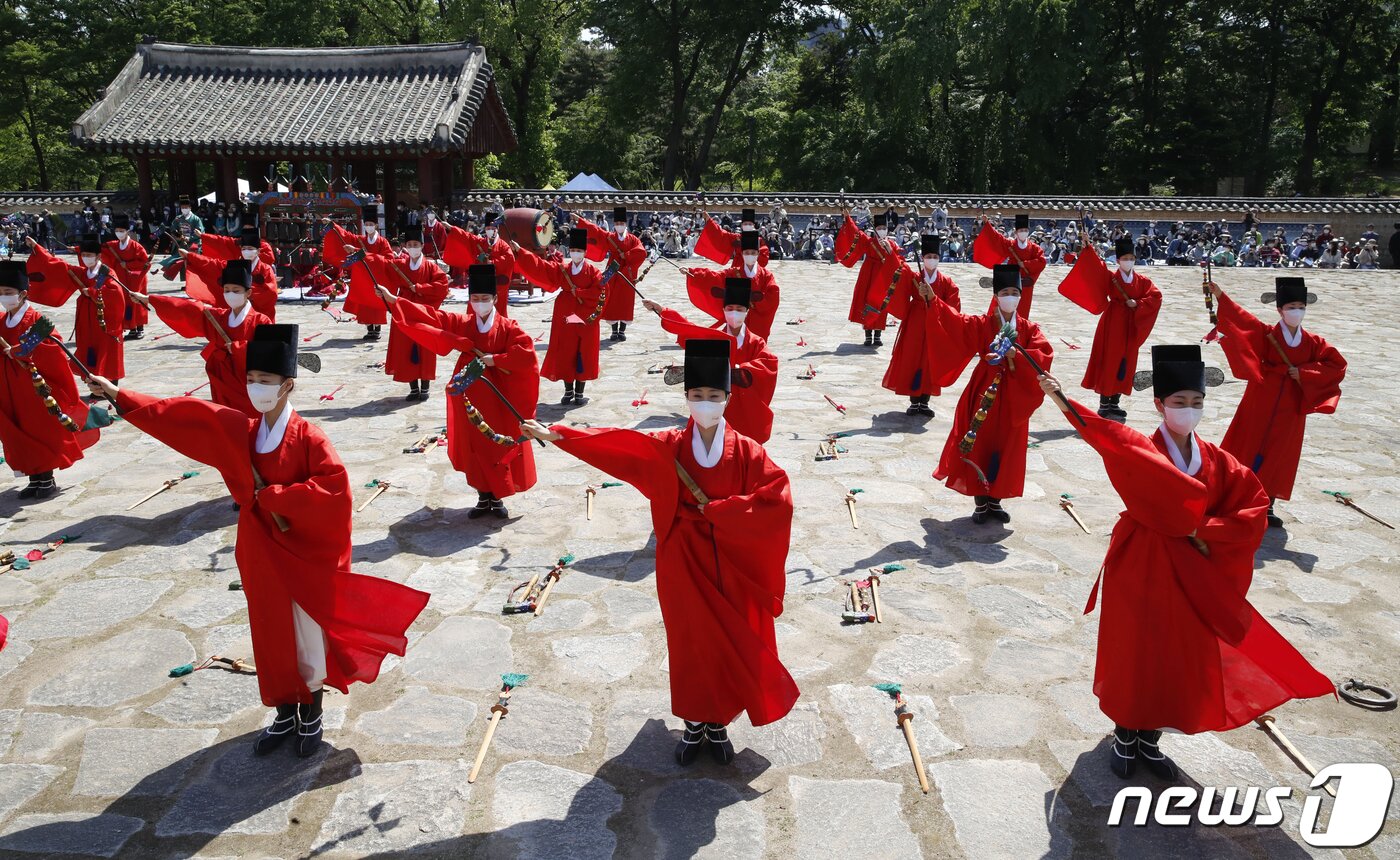 본문 이미지 - 1일 오후 서울 종로구 종묘 영녕전에서 종묘대제(宗廟大祭)가 열리고 있다. 2022.5.1/뉴스1 ⓒ News1 민경석 기자