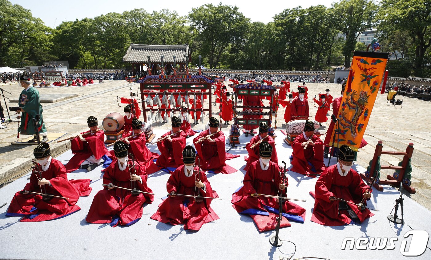 본문 이미지 - 1일 오후 서울 종로구 종묘 영녕전에서 종묘대제(宗廟大祭)가 열리고 있다. 2022.5.1/뉴스1 ⓒ News1 민경석 기자
