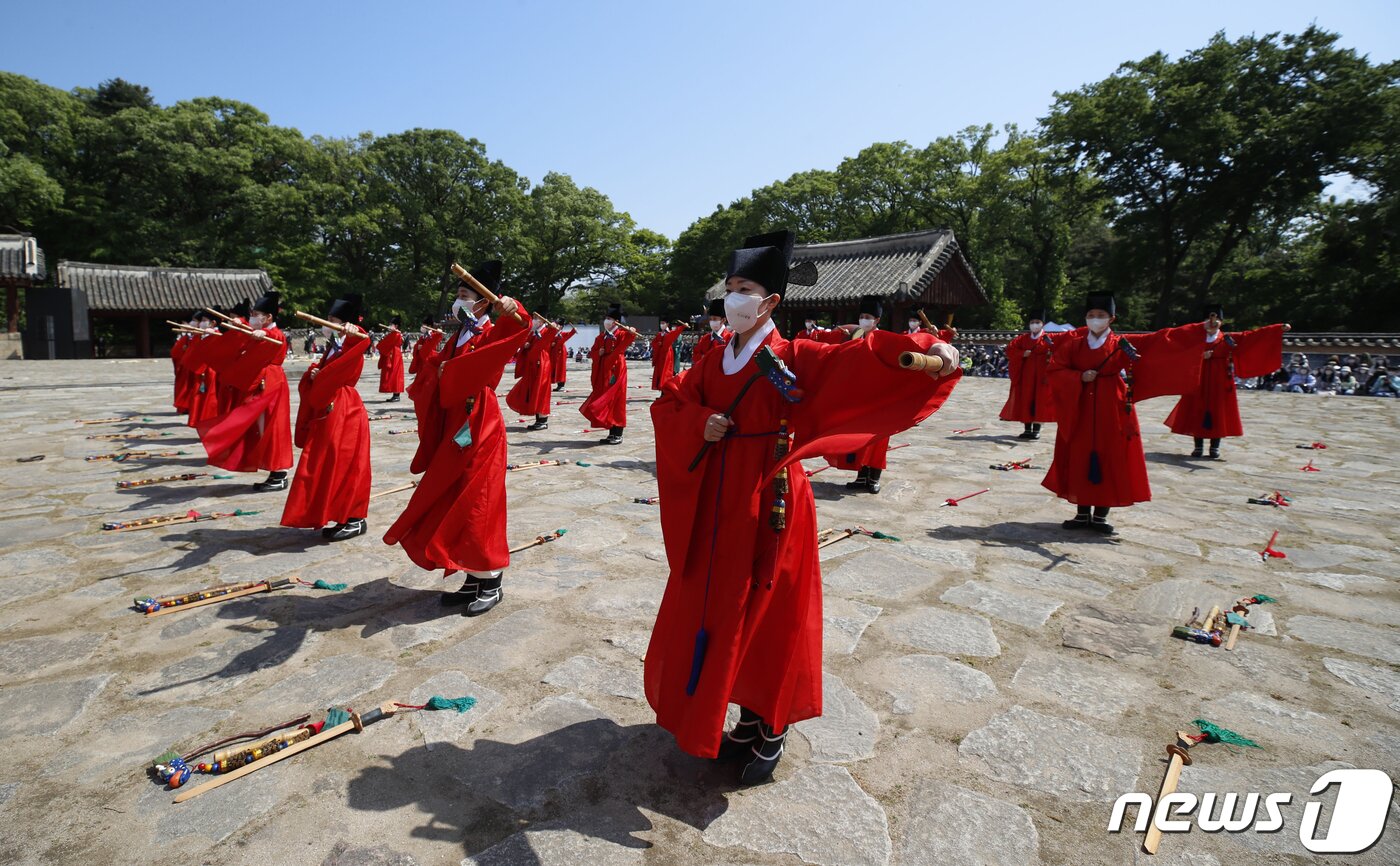 본문 이미지 - 1일 오후 서울 종로구 종묘 영녕전에서 종묘대제(宗廟大祭)가 열리고 있다. 2022.5.1/뉴스1 ⓒ News1 민경석 기자
