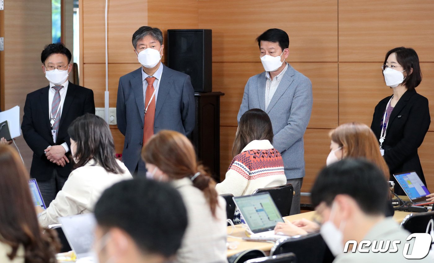 본문 이미지 - 김대기 대통령비서실장 내정자(왼쪽 두번째)가 1일 서울 종로구 통의동 대통령직인수위원회에서 장제원 대통령 당선인 비서실장의 대통령실 인선 발표를 경청하고 있다. 2022.5.1/뉴스1 ⓒ News1 인수위사진기자단