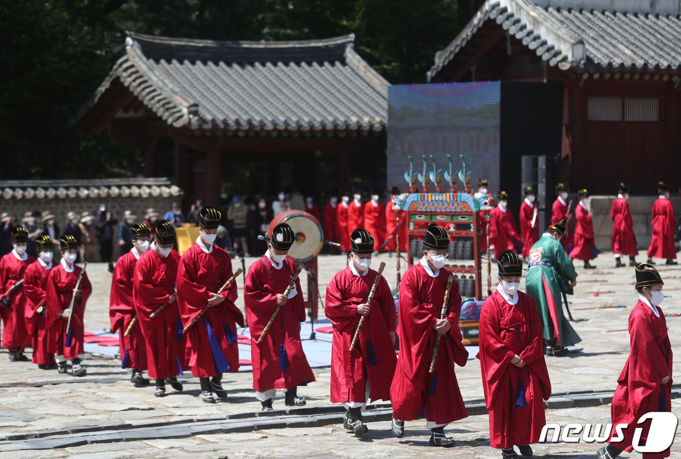 본문 이미지 - 1일 오후 서울 종로구 종묘 영녕전에서 종묘대제(宗廟大祭)가 열리고 있다. 2022.5.1/뉴스1 ⓒ News1 민경석 기자