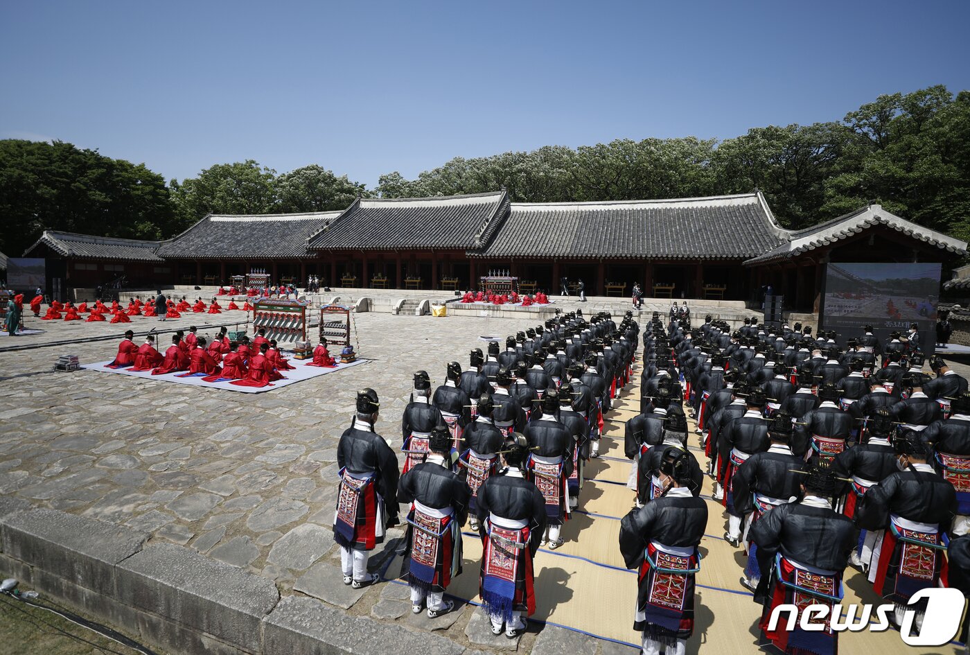 본문 이미지 - 1일 오후 서울 종로구 종묘 영녕전에서 종묘대제(宗廟大祭)가 열리고 있다. 2022.5.1/뉴스1 ⓒ News1 민경석 기자