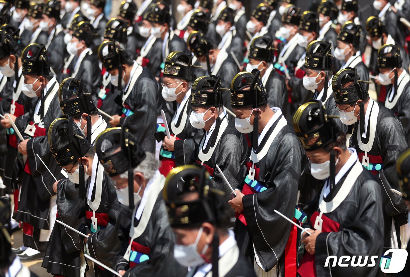 본문 이미지 - 1일 오후 서울 종로구 종묘 영녕전에서 종묘대제(宗廟大祭)가 열리고 있다. 2022.5.1/뉴스1 ⓒ News1 민경석 기자