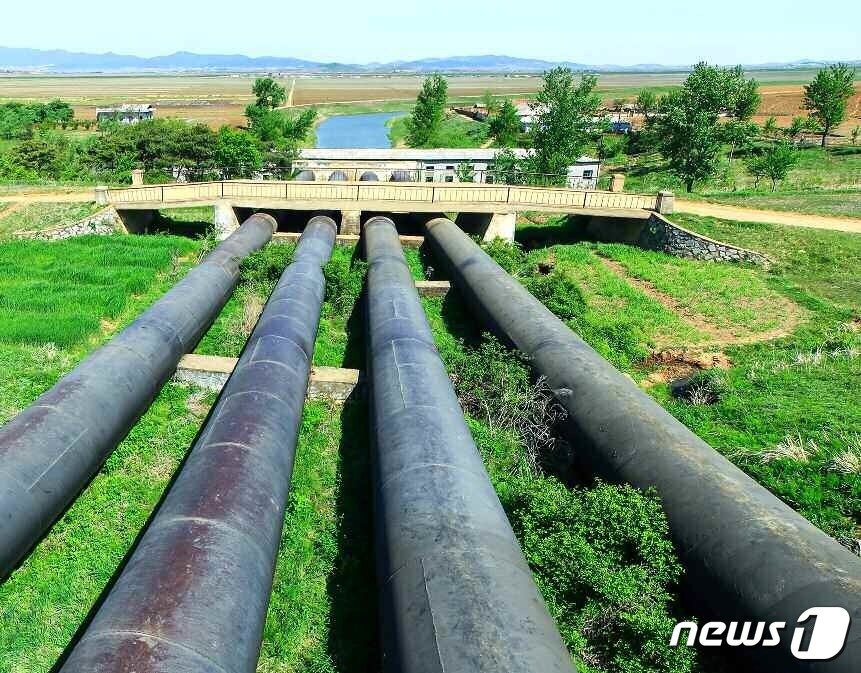 본문 이미지 - (평양 노동신문=뉴스1) = 북한이 가뭄 피해를 막기 위해 총력을 기울이고 있다. [국내에서만 사용가능. 재배포 금지. DB 금지. For Use Only in the Republic of Korea. Redistribution Prohibited] rodongphoto@news1.kr