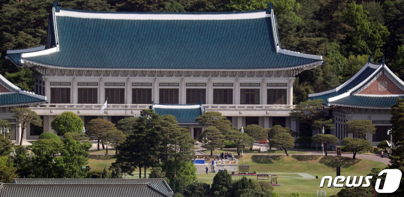 본문 이미지 - 74년 만에 청와대가 개방된 10일 오전 대정원에서 개방 행사 준비로 분주한 모습을 보이고 있다. 2022.5.10/뉴스1 ⓒ News1 김명섭 기자