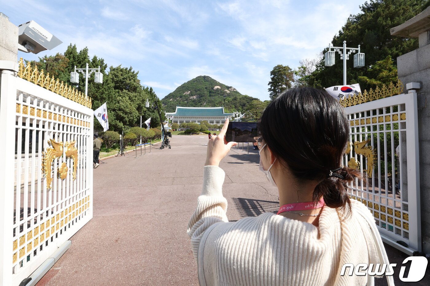 본문 이미지 - 청와대 국민 개방 당일인 10일 오전 서울 종로구 청와대에서 한 시민이 사진을 찍고 있다. 2022.5.10/뉴스1 ⓒ News1 인수위사진기자단