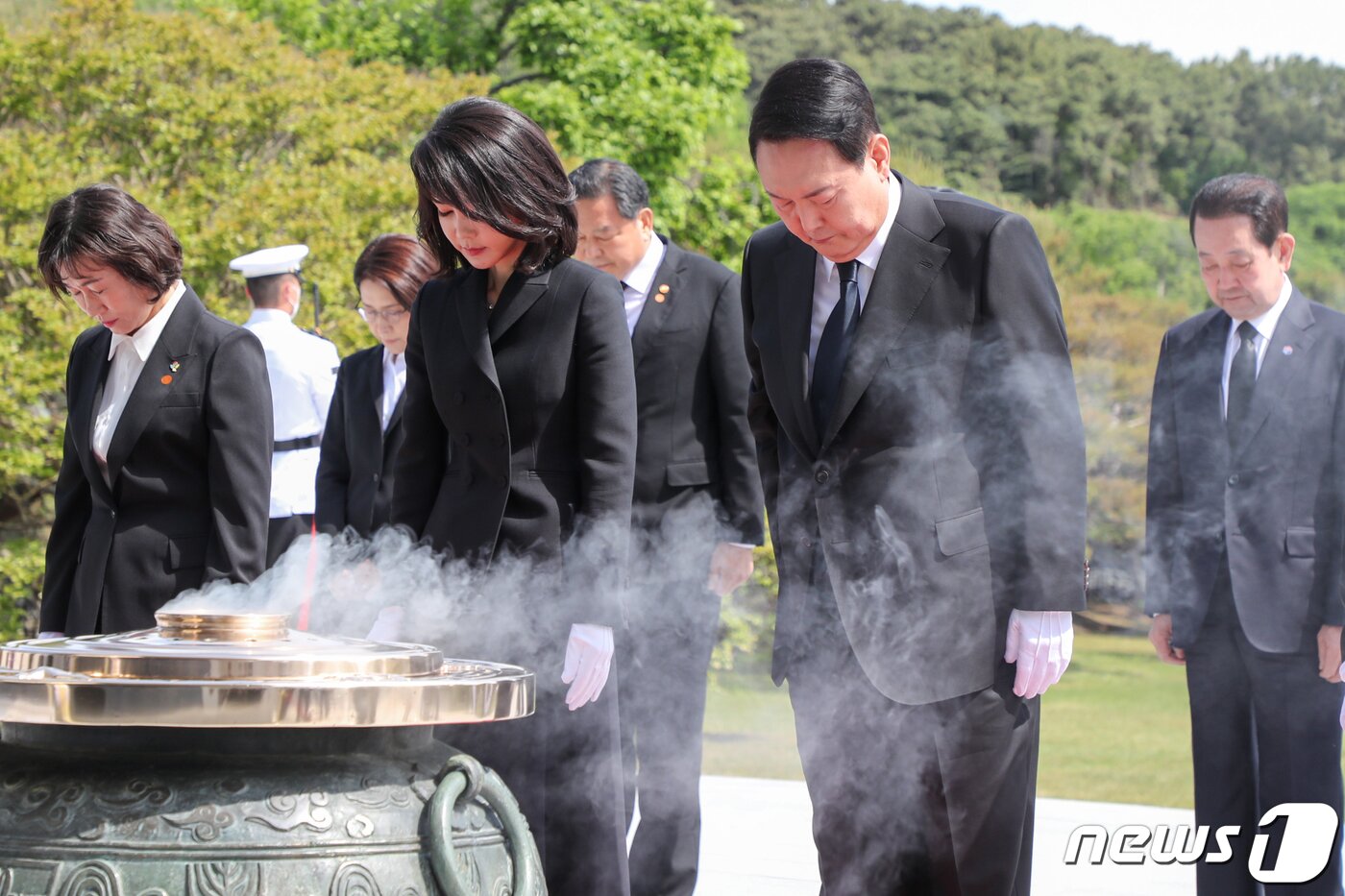 본문 이미지 - 윤석열 대통령과 김건희 여사가 10일 오전 서울 동작구 국립서울현충원 현충탑에서 분향한 뒤 묵념하고 있다. (대통령실사진기자단) 2022.5.10/뉴스1 ⓒ News1 안은나 기자