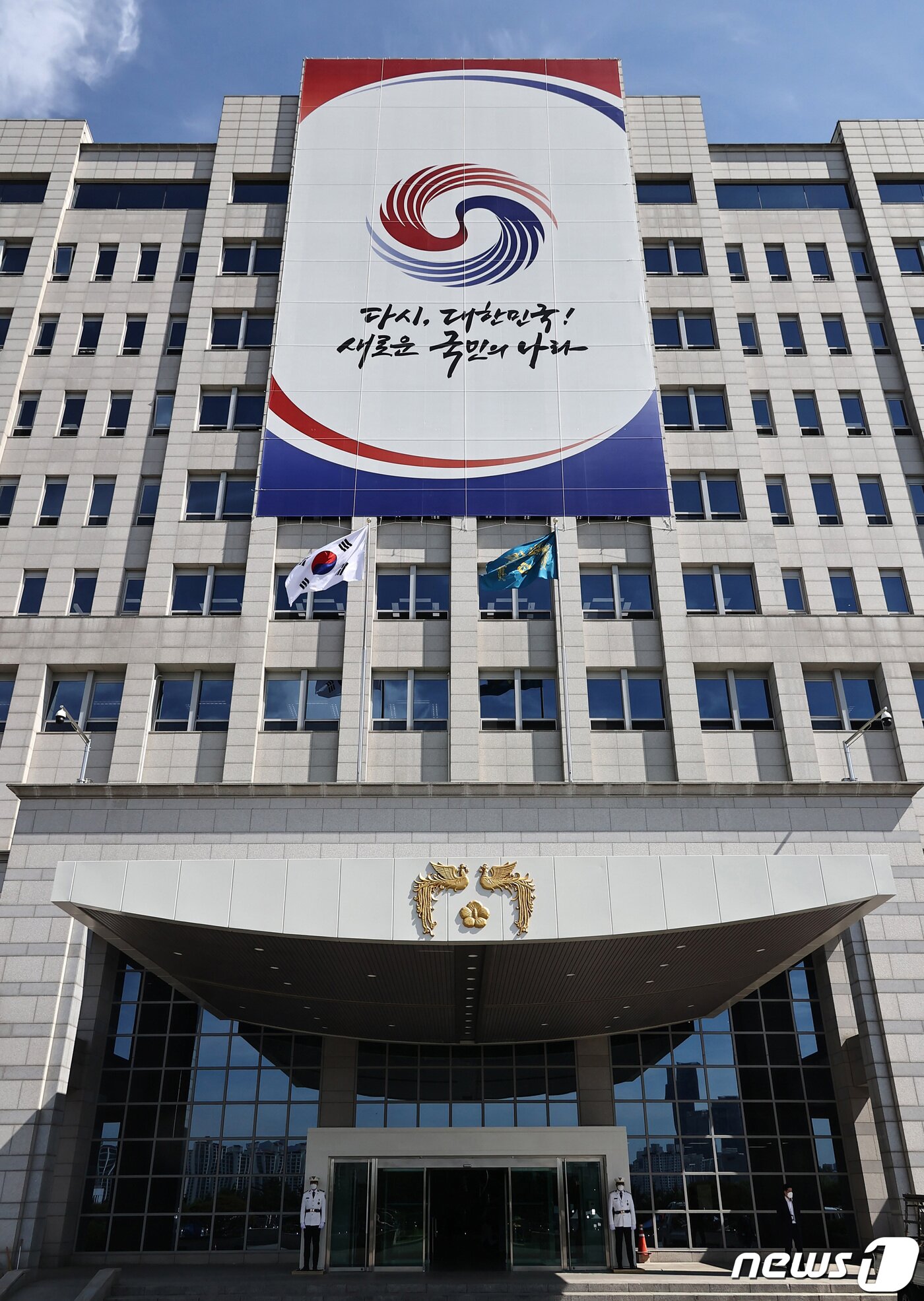 본문 이미지 - 윤석열 제20대 대통령의 공식 임기가 시작된 10일 서울 용산 대통령실에 태극기와 함께 봉황기가 게양돼 있다. (대통령실사진기자단) 2022.5.10/뉴스1 ⓒ News1 안은나 기자