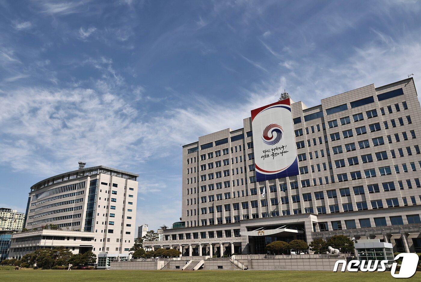 본문 이미지 - 윤석열 제20대 대통령의 공식 임기가 시작된 10일 서울 용산 대통령실에 태극기와 함께 봉황기가 게양돼 있다. (대통령실사진기자단) 2022.5.10/뉴스1 ⓒ News1 안은나 기자