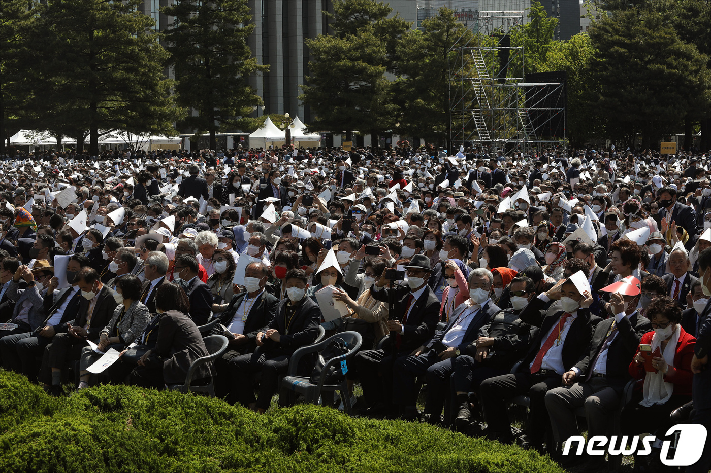 (서울=뉴스1) 국회사진취재단 = 10일 오전 서울 여의도 국회에서 열린 제20대 대통령 취임식에서 참석자들이 사전행사를 관람하고 있다. 2022.5.10/뉴스1