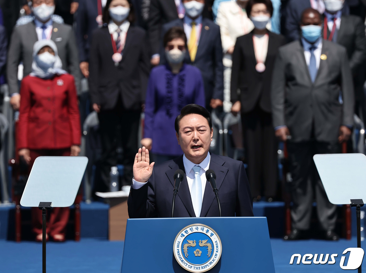 (서울=뉴스1) 국회사진취재단 = 윤석열 대통령이 10일 국회에서 열린 제20대 대통령 취임식에서 대통령 취임 선서를 하고 있다. 2022.5.10/뉴스1