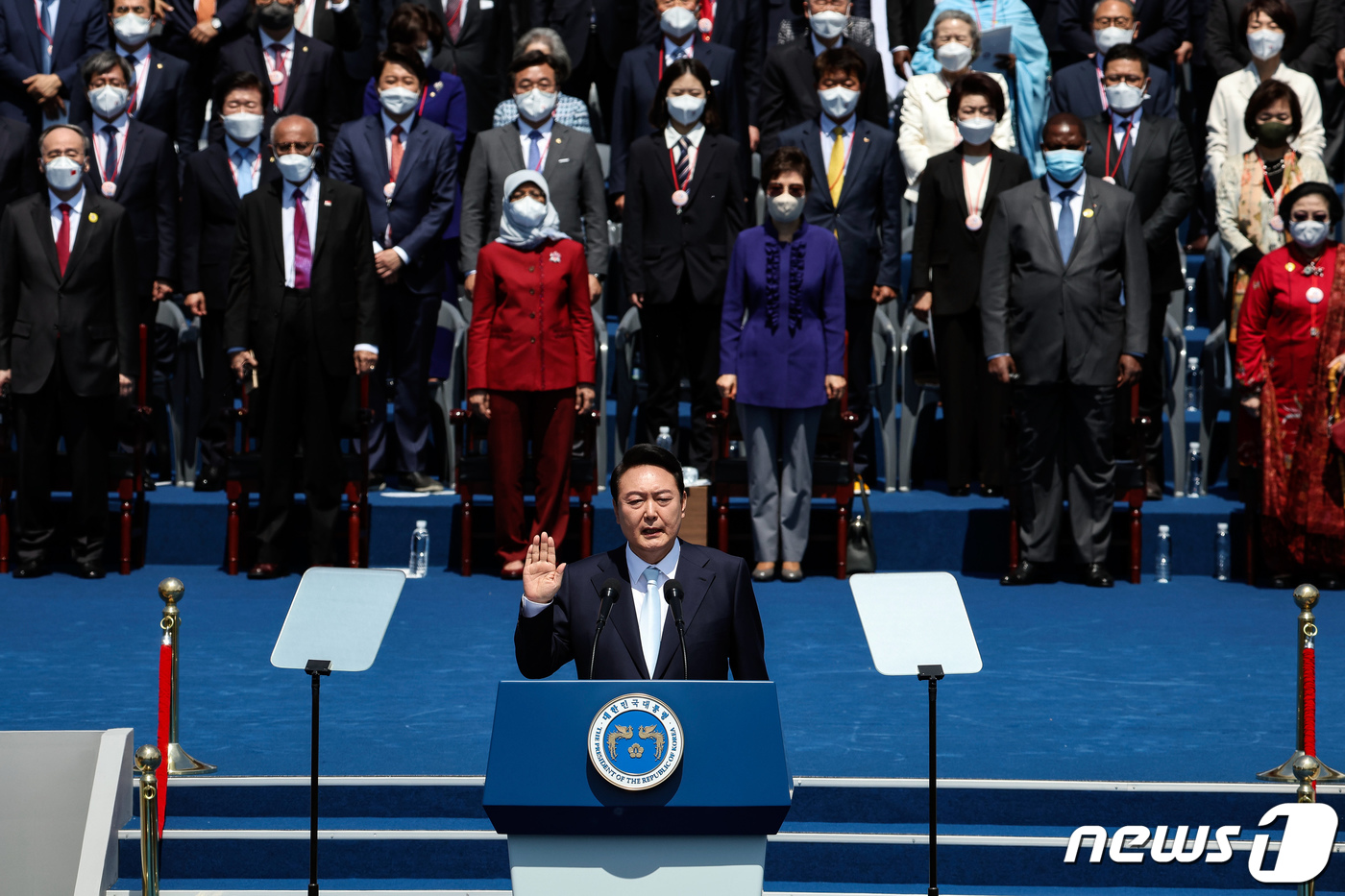 (서울=뉴스1) 국회사진취재단 = 윤석열 대통령이 10일 오전 서울 여의도 국회에서 열린 제20대 대통령 취임식에서 취임 선서를 하고 있다. 2022.5.10/뉴스1