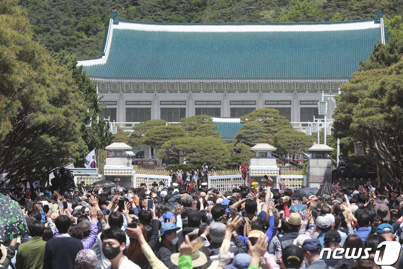 본문 이미지 - 국민대표 74인을 비롯한 시민들이 10일 오전 서울 종로구 청와대에 들어서고 있다. 청와대 개방은 74년 만에 처음이다. 2022.5.10/뉴스1 ⓒ News1 인수위사진기자단