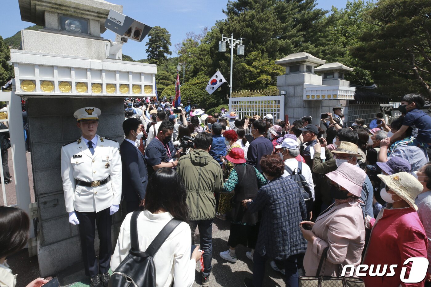 본문 이미지 - 국민대표 74인을 비롯한 시민들이 10일 오전 서울 종로구 청와대에 들어서고 있다. 청와대 개방은 74년 만에 처음이다. 2022.5.10/뉴스1 ⓒ News1 인수위사진기자단