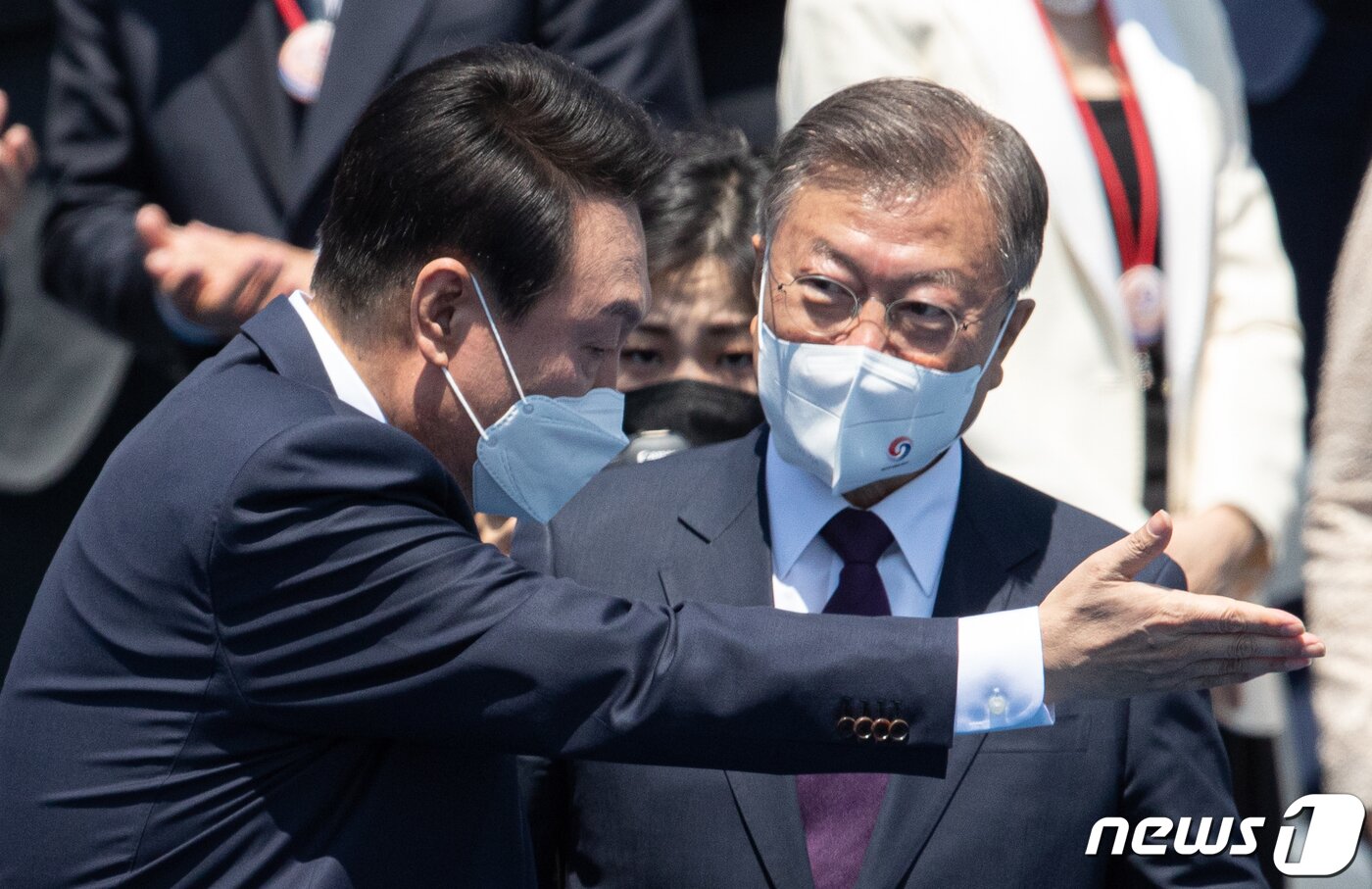 본문 이미지 - 윤석열 대통령이 2022년 5월 10일 오전 서울 여의도 국회 본관 앞에서 열린 제20대 대통령 취임식을 마친 후 문재인 전 대통령을 환송하고 있다. 2022.5.10/뉴스1 ⓒ News1 이재명 기자