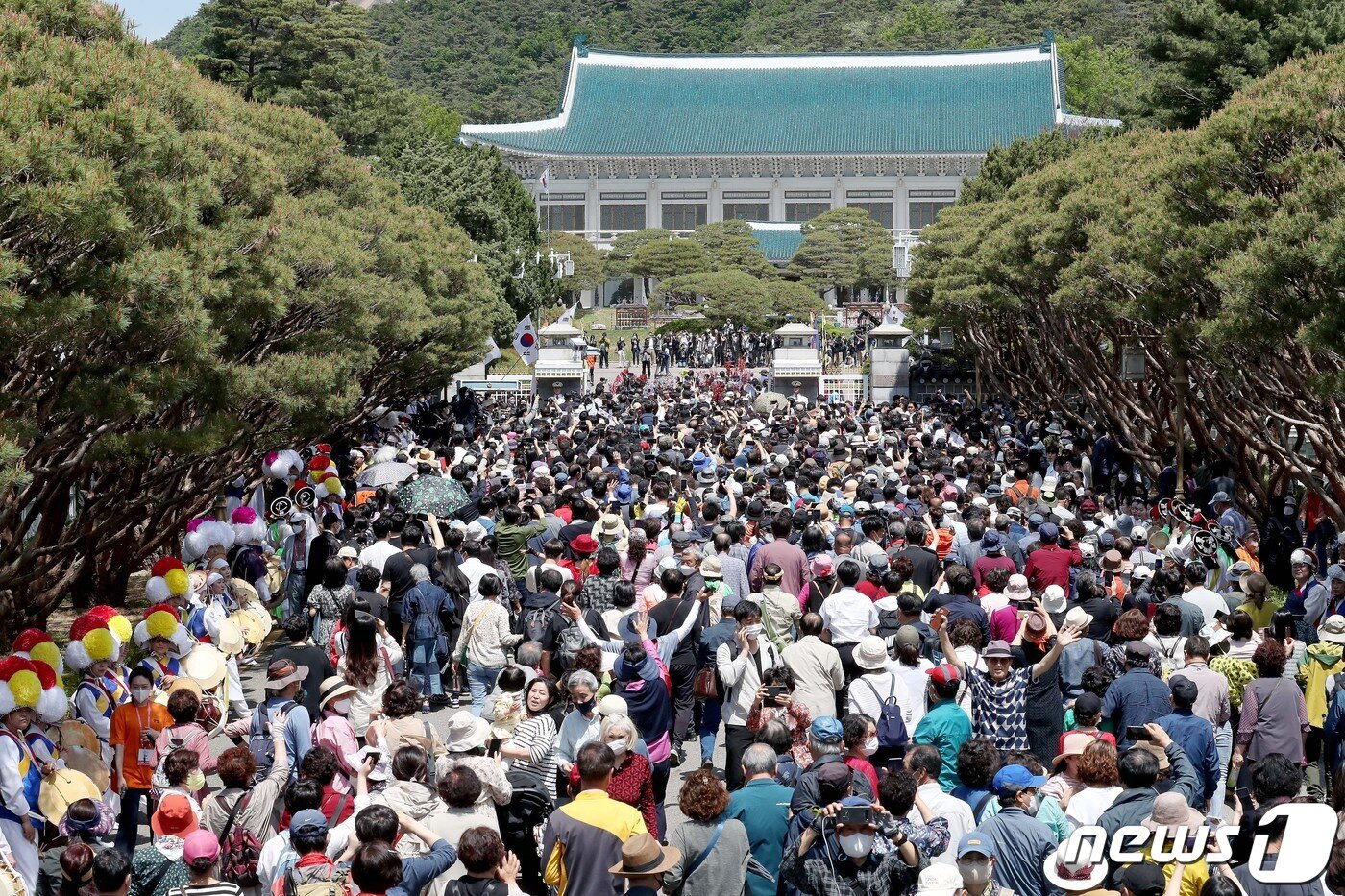 본문 이미지 - 10일 오전 서울 종로구 청와대에서 열린 정문 개문 기념 행사에서 시민들이 안으로 입장하고 있다. 2022.5.10/뉴스1 ⓒ News1 인수위사진기자단
