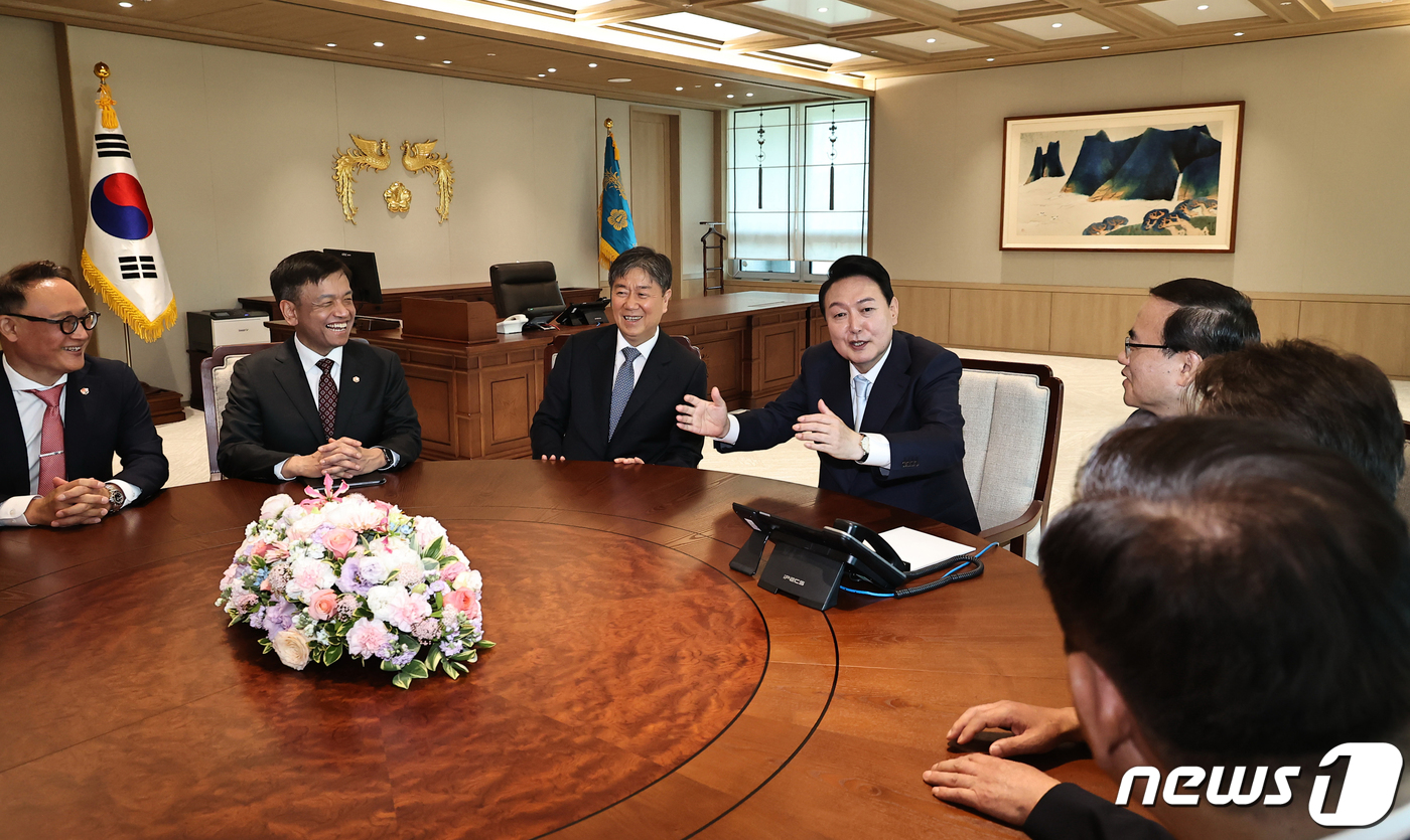 (서울=뉴스1) 오대일 기자 = 윤석열 대통령이 10일 서울 용산에 새로 마련된 대통령 집무실에서 김대기 비서실장을 비롯한 참모들과 이야기를 나누고 있다.  (대통령실사진기자단) …