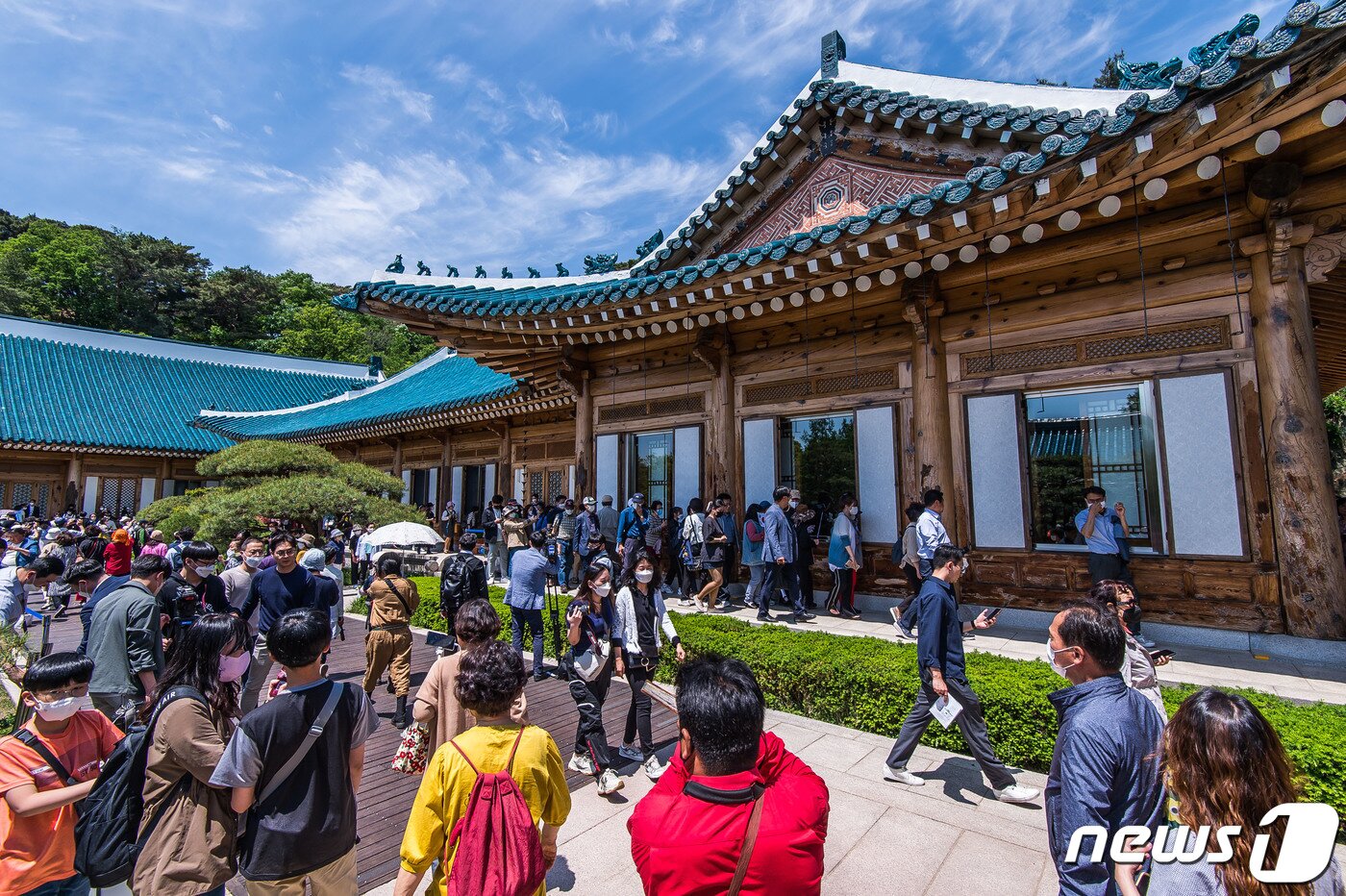 본문 이미지 - 제20대 윤석열 대통령의 취임식일인 10일 오후 서울 종로구 청와대 개방 행사에 참가한 시민들이 청와대 관저를 둘러보고 있다. 2022.5.10/뉴스1 ⓒ News1 인수위사진기자단