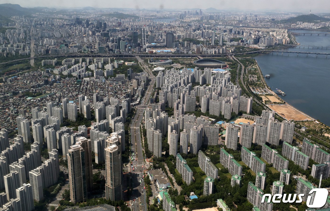 본문 이미지 - 서울 송파구 롯데월드타워 서울스카이에서 바라본 아파트 단지 모습. /뉴스1DB
