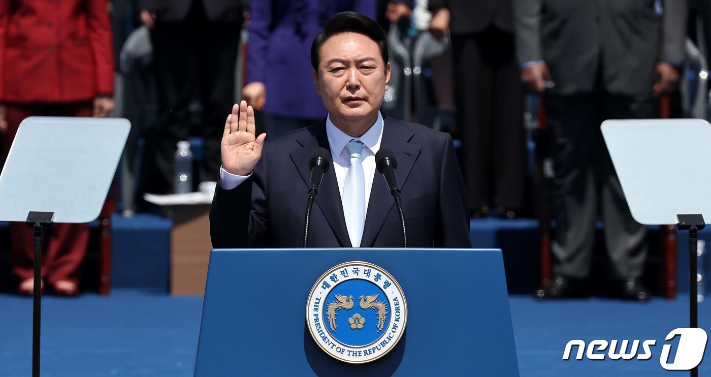 (서울=뉴스1) 국회사진취재단 = 윤석열 대통령이 10일 서울 여의도 국회에서 열린 제 20대 대통령 취임식에서  취임 선서를 하고있다. 2022.5.10/뉴스1