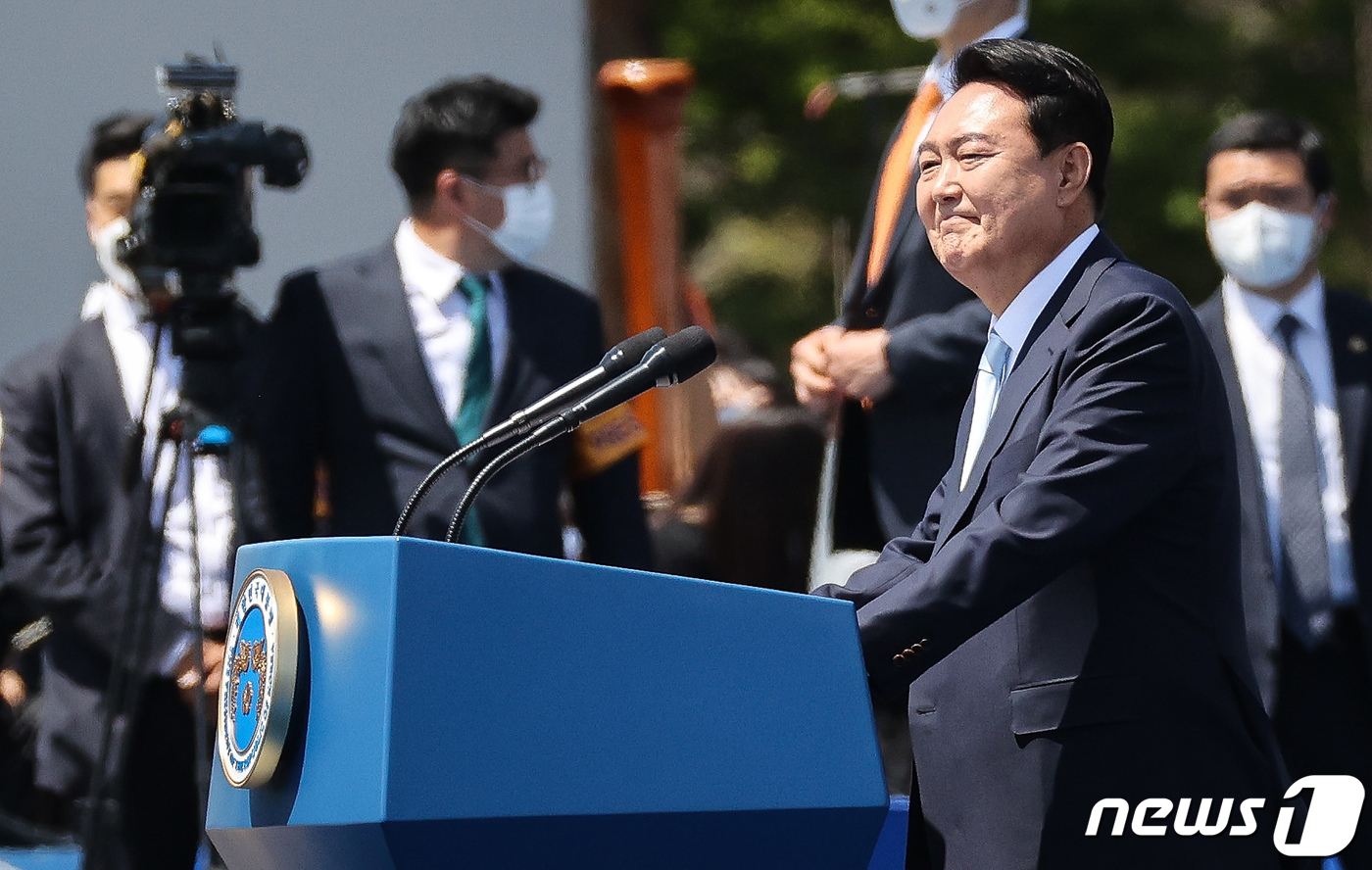 (서울=뉴스1) 국회사진취재단 = 윤석열 대통령이 10일 오전 서울 여의도 국회에서 열린 제20대 대통령 취임식에서 취임사를 하고 있다. 2022.5.10/뉴스1