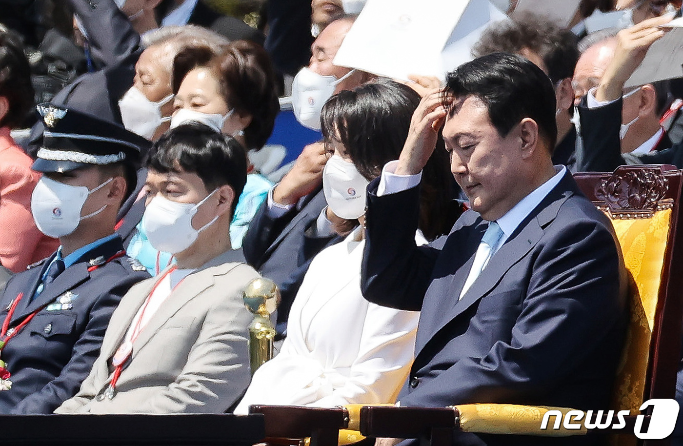 (서울=뉴스1) 국회사진취재단 = 윤석열 대통령이 10일 오전 서울 여의도 국회에서 열린 제20대 대통령 취임식에서 머리카락을 정돈하고 있다. 2022.5.10/뉴스1