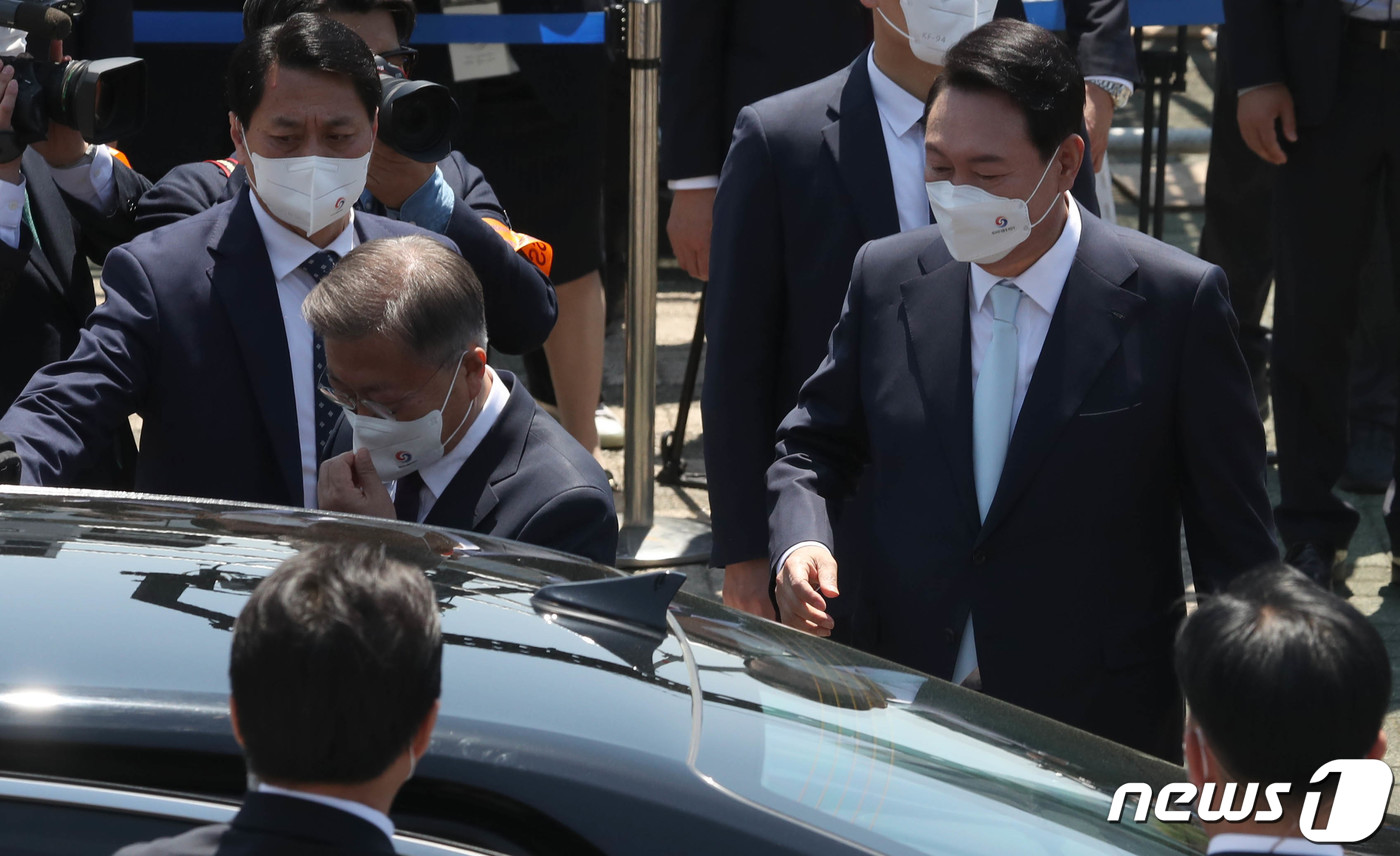 (서울=뉴스1) 안은나 기자 = 윤석열 대통령이 10일 서울 여의도 국회에서 취임식을 마친 후 문재인 전 대통령을 배웅하고 있다. (대통령실사진기자단) 2022.5.10/뉴스1