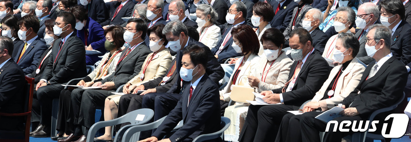 (서울=뉴스1) 안은나 기자 = 10일 서울 여의도 국회에서 열린 윤석열 대통령 취임식에  이명박 전 대통령 부인 김윤옥 여사 등 전직 대통령 가족들이 취임사를 듣고 있다. (대통 …