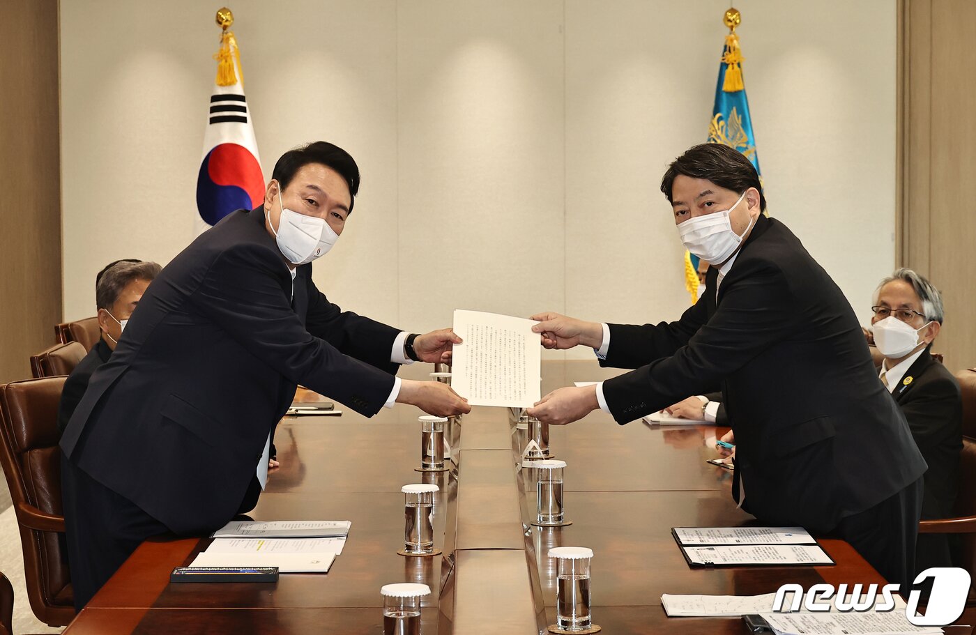 본문 이미지 - 윤석열 대통령(왼족)이 10일 집무실에서 하야시 요시마사 외무상으로부터 기시다 후미오 총리의 진서를 받고 있다. (대통령실사진기자단) 2022.5.10/뉴스1 ⓒ News1 안은나 기자