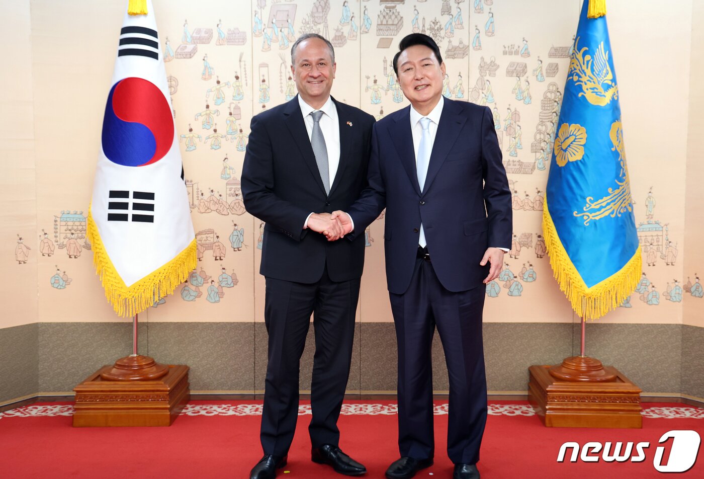 본문 이미지 - 윤석열 대통령(오른쪽)과 카멀라 해리스 미국 부통령 배우자 더글러스 엠호프씨. (대통령실사진기자단) 2022.5.10/뉴스1 ⓒ News1 안은나 기자