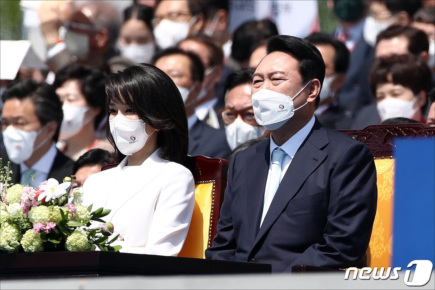 본문 이미지 - 윤석열 대통령과 부인 김건희 여사가 10일 오전 서울 여의도 국회에서 열린 제20대 대통령 취임식에서 자리에 착석해 있다. 2022.5.10/뉴스1 ⓒ News1 국회사진취재단
