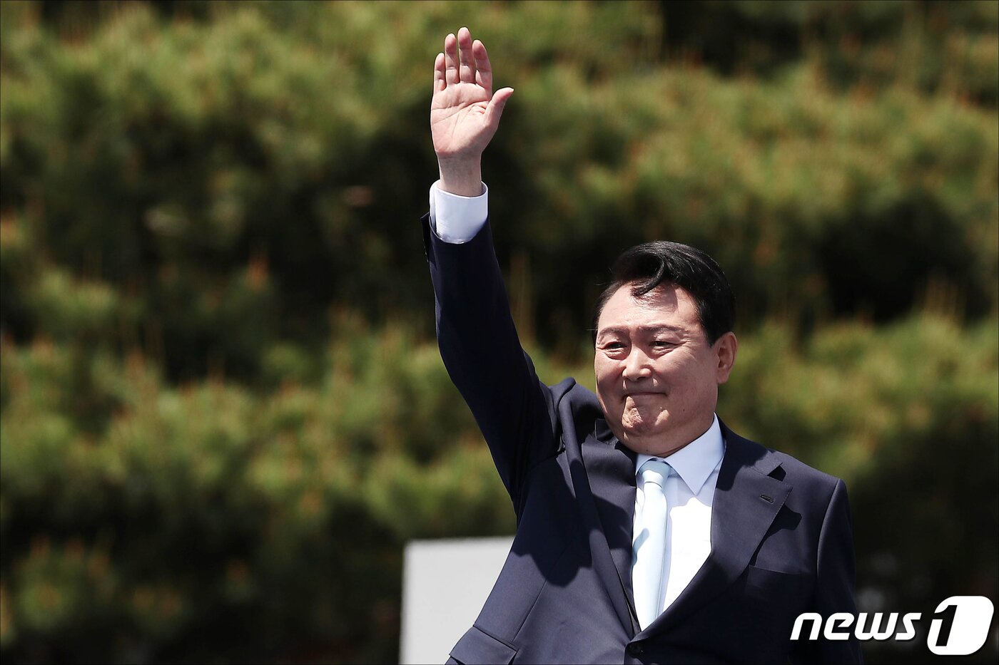 본문 이미지 - 윤석열 대통령이 10일 오전 서울 여의도 국회에서 열린 제20대 대통령 취임식에서 취임사를 마친 후 참석자들을 향해 손을 들어 인사하고 있다. 2022.5.10/뉴스1 ⓒ News1 국회사진취재단