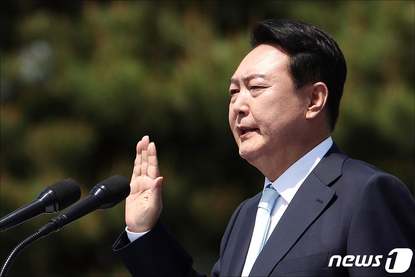 본문 이미지 - 윤석열 대통령이 10일 오전 서울 여의도 국회에서 열린 제20대 대통령 취임식에서 취임 선서를 하고 있다. 2022.5.10/뉴스1 ⓒ News1 국회사진취재단
